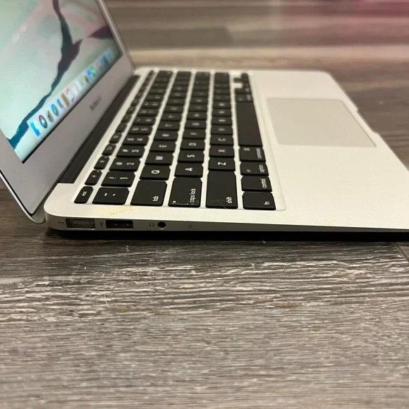 MacBook Air 11 Inch - Picture 6 of 7